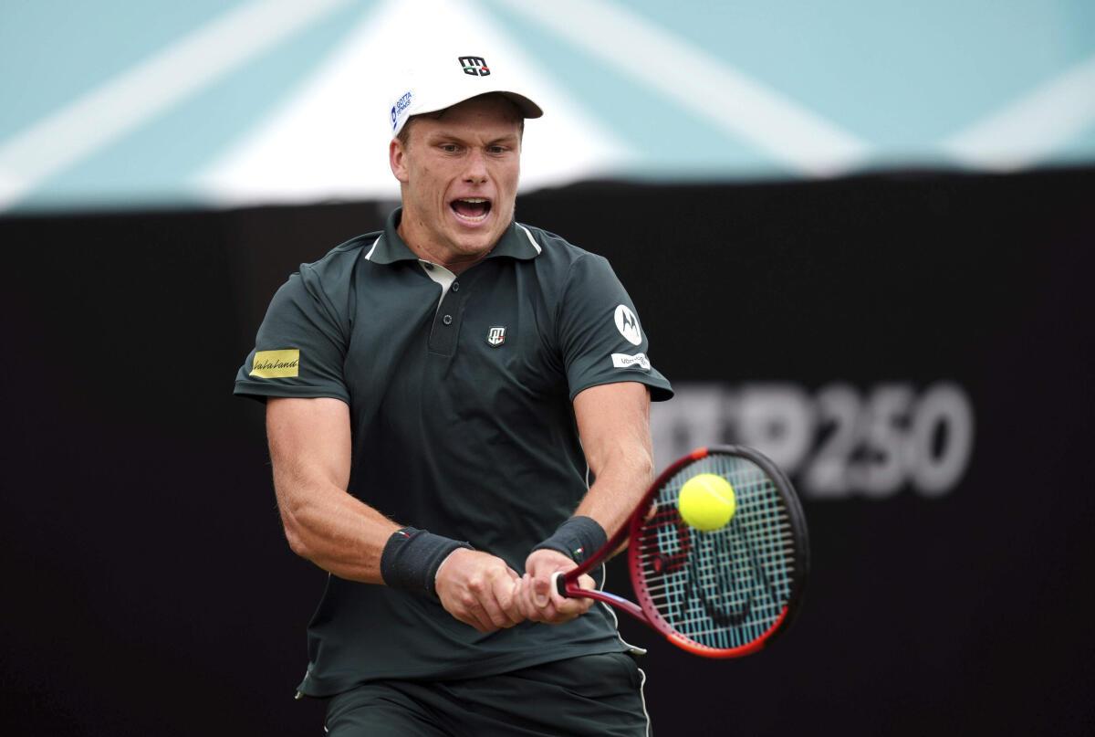Ảnh tập tin: Jenson Brooksby của Hoa Kỳ chơi trở lại Daniel Evans của Anh vào ngày thứ tư của Eastbourne Open. Ảnh tập tin: Jenson Brooksby của Hoa Kỳ chơi trở lại Daniel Evans của Anh vào ngày thứ tư của Eastbourne Open.